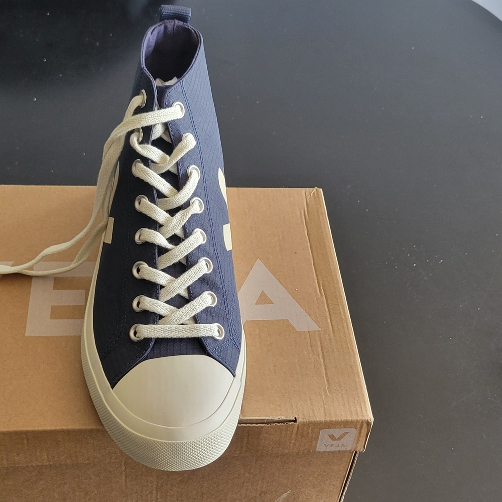 VEJA Men's High-Top Sneakers - Navy and Cream
